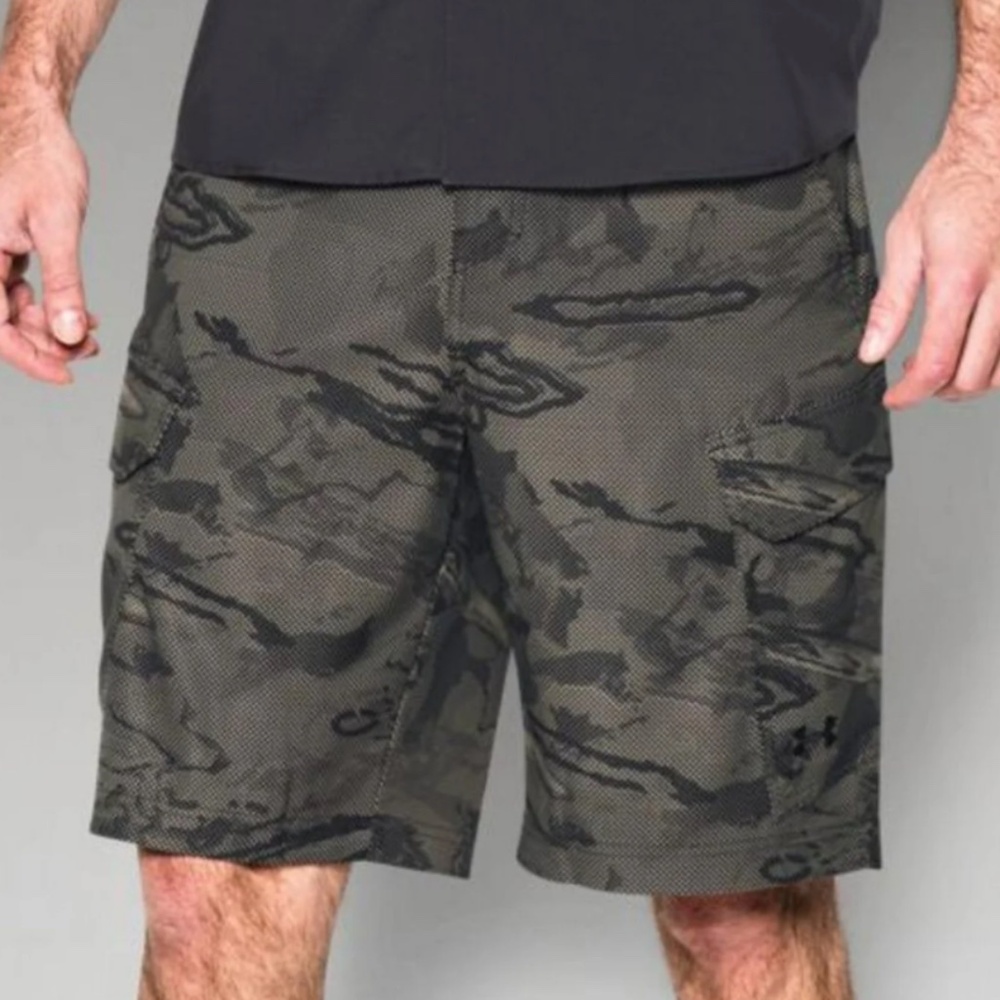 Under Armour Fish Hunter Camoflage Cargo Mens Fishing Shorts 1244207-410 size 42